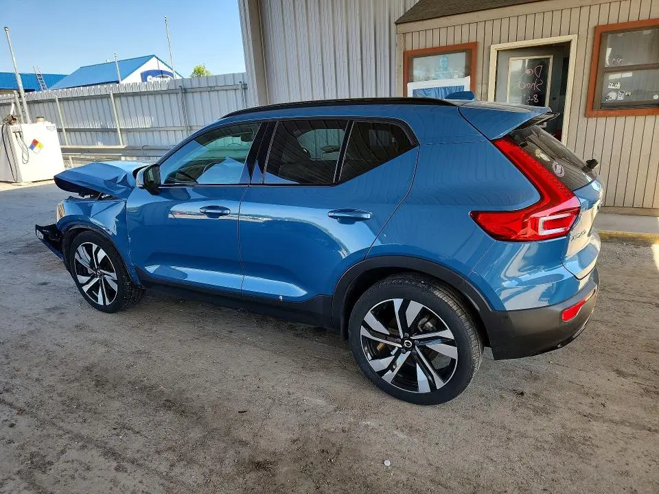 2023 VOLVO XC40 PLUS  