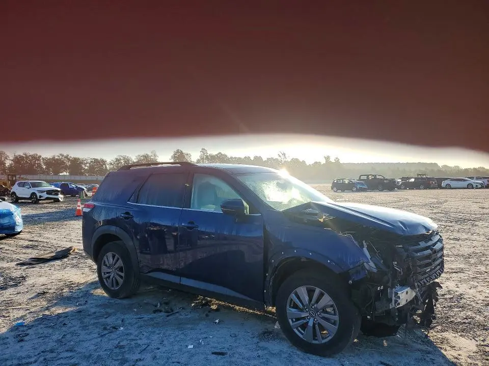 2024 NISSAN PATHFINDER SV  