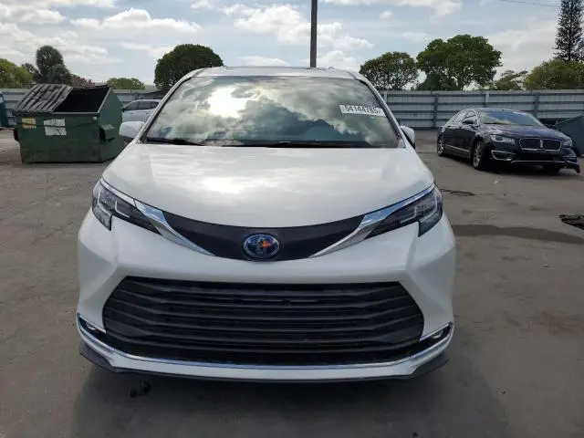 2021 TOYOTA SIENNA XLE  