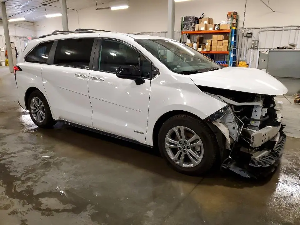 2021 TOYOTA SIENNA XSE  