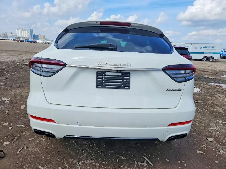 2022 MASERATI LEVANTE BASE  
