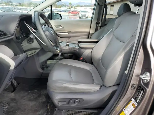 2021 TOYOTA SIENNA XLE  
