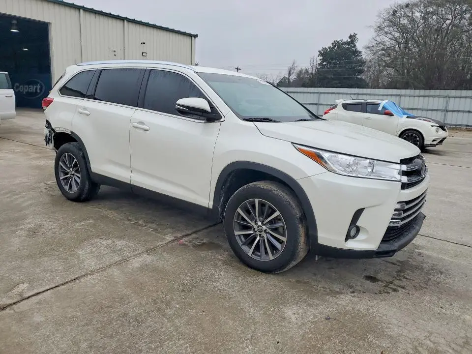 2019 TOYOTA HIGHLANDER SE  