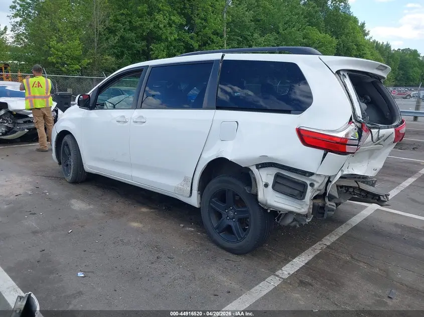 2015 TOYOTA SIENNA LE 8 PASSENGER