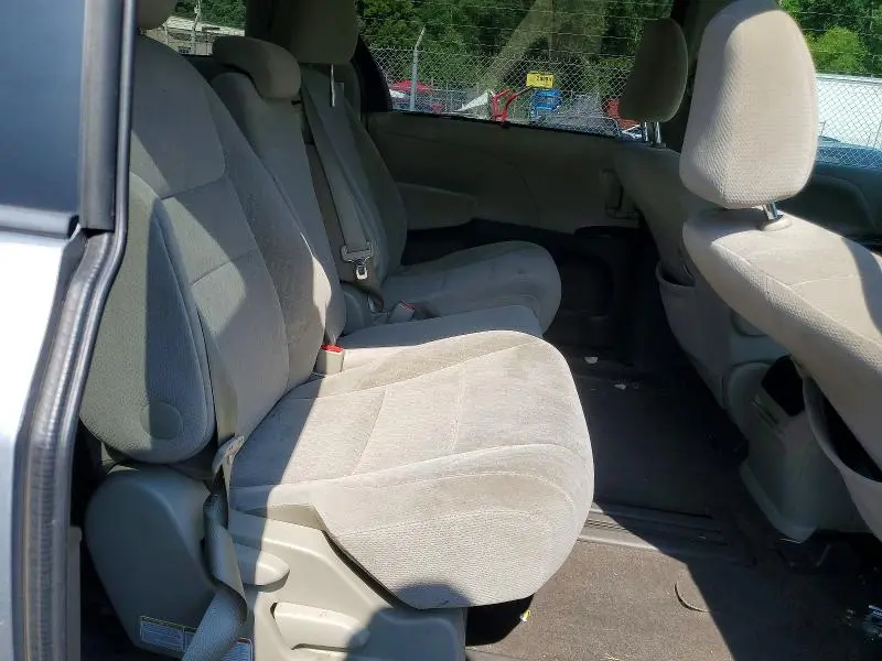 2017 TOYOTA SIENNA LE  