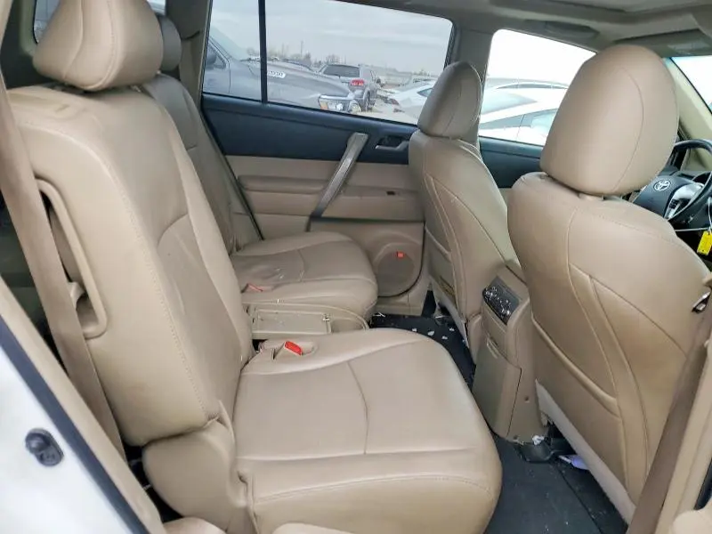 2012 TOYOTA HIGHLANDER SE  