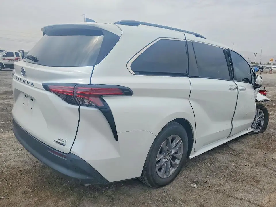 2022 TOYOTA SIENNA XLE  