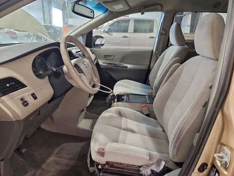 2014 TOYOTA SIENNA LE  