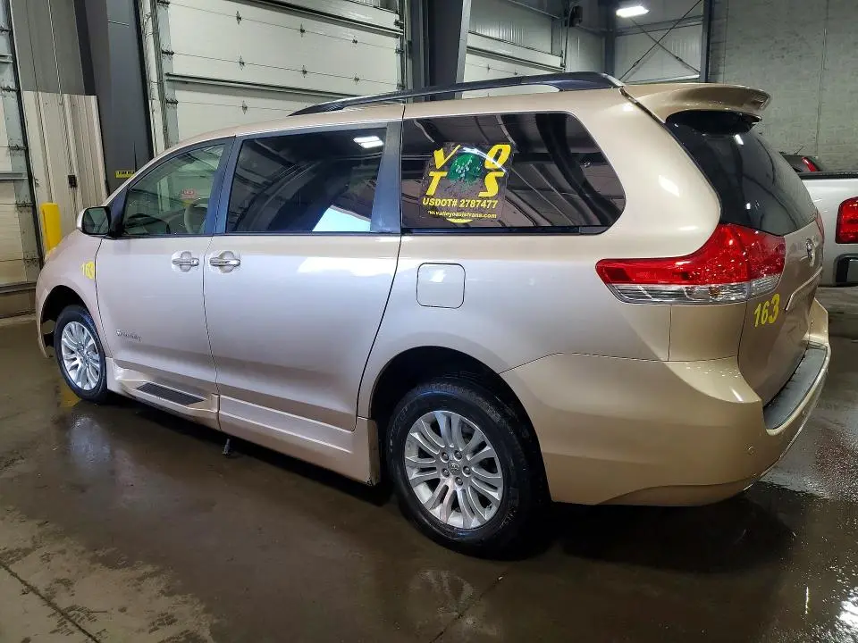 2014 TOYOTA SIENNA XLE 8-PASSENGER  