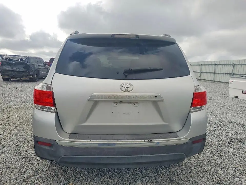 2013 TOYOTA HIGHLANDER SE  