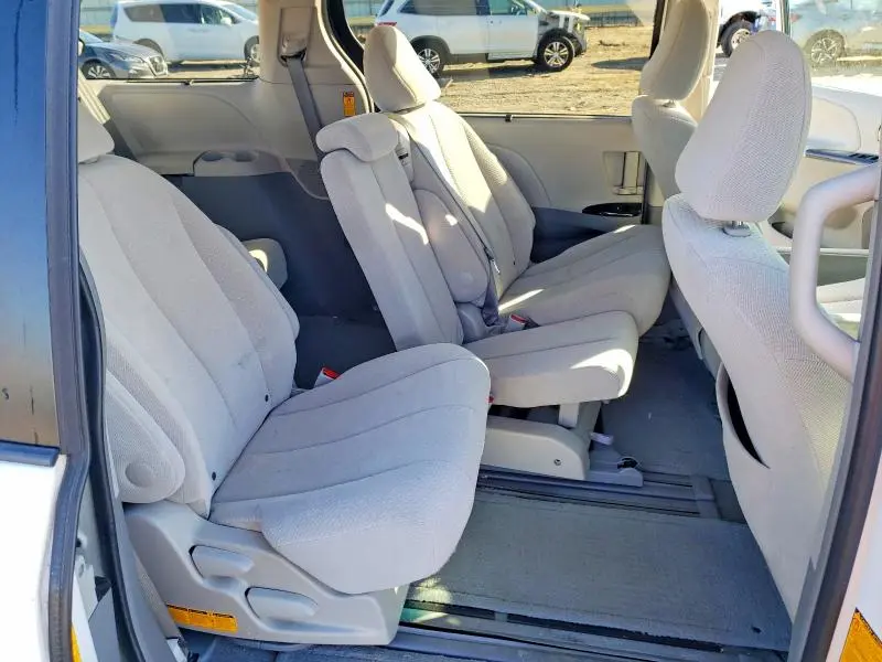 2014 TOYOTA SIENNA LE  