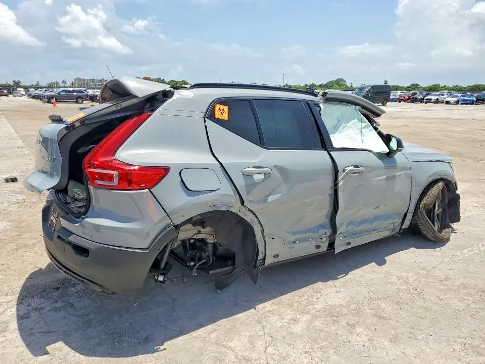 2026 VOLVO XC40 PLUS  