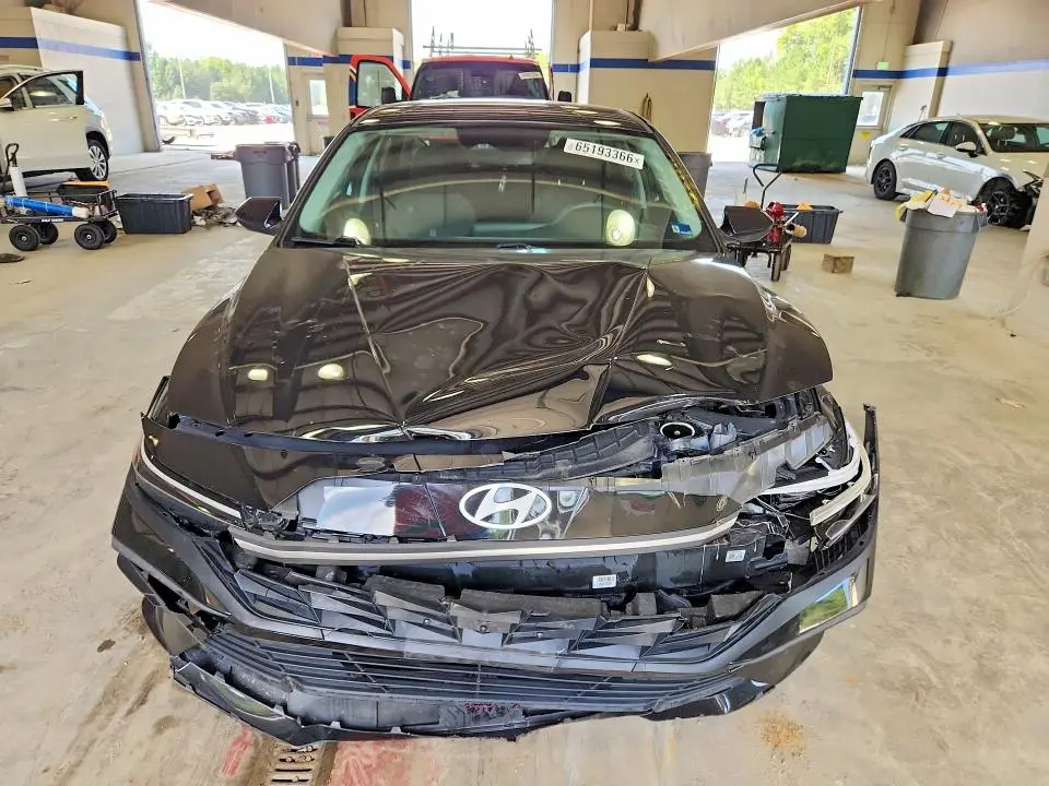 2024 HYUNDAI ELANTRA SE  