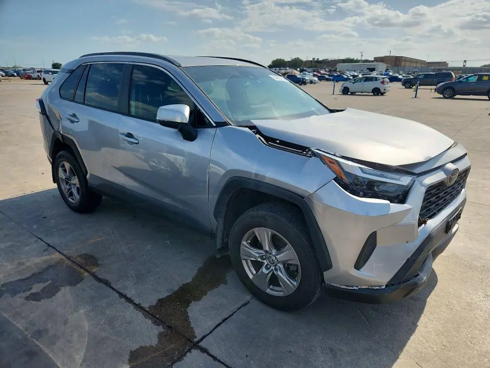 2022 TOYOTA RAV4 XLE  