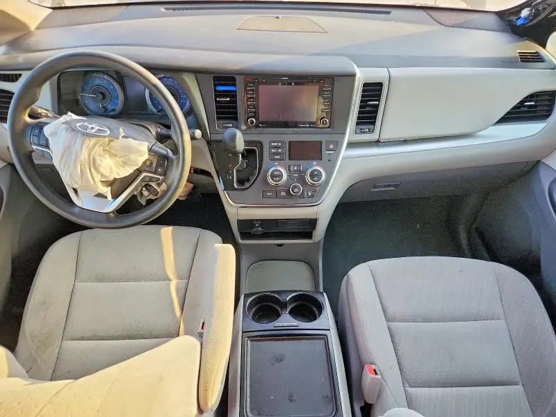 2019 TOYOTA SIENNA LE  