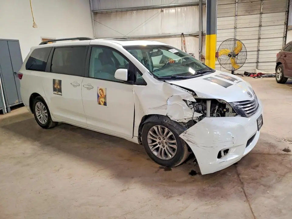 2016 TOYOTA SIENNA XLE PREMIUM 8-PASSENGER  