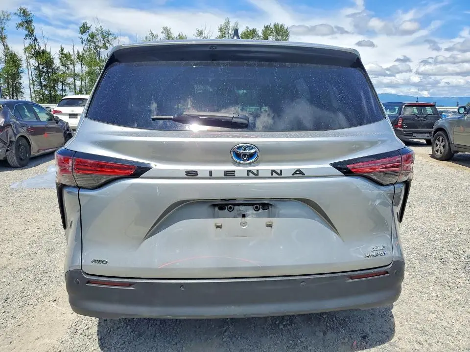 2021 TOYOTA SIENNA XLE  