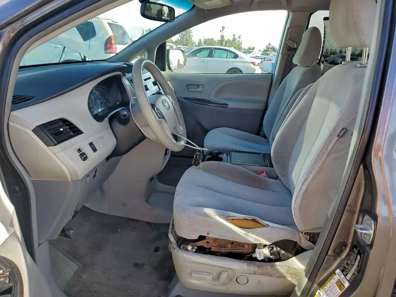 2013 TOYOTA SIENNA LE  