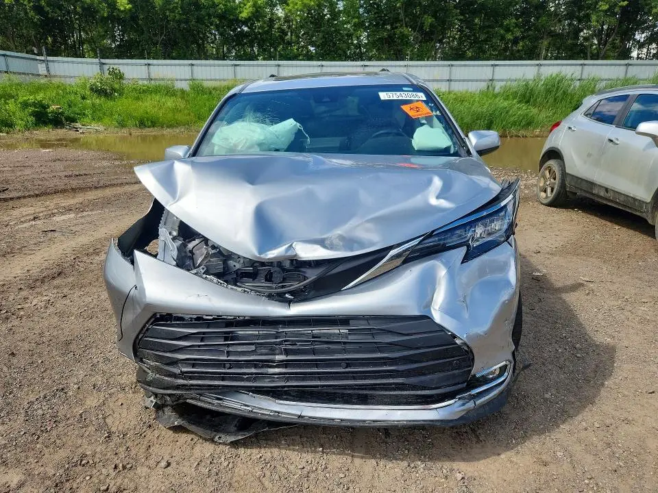 2023 TOYOTA SIENNA XLE  