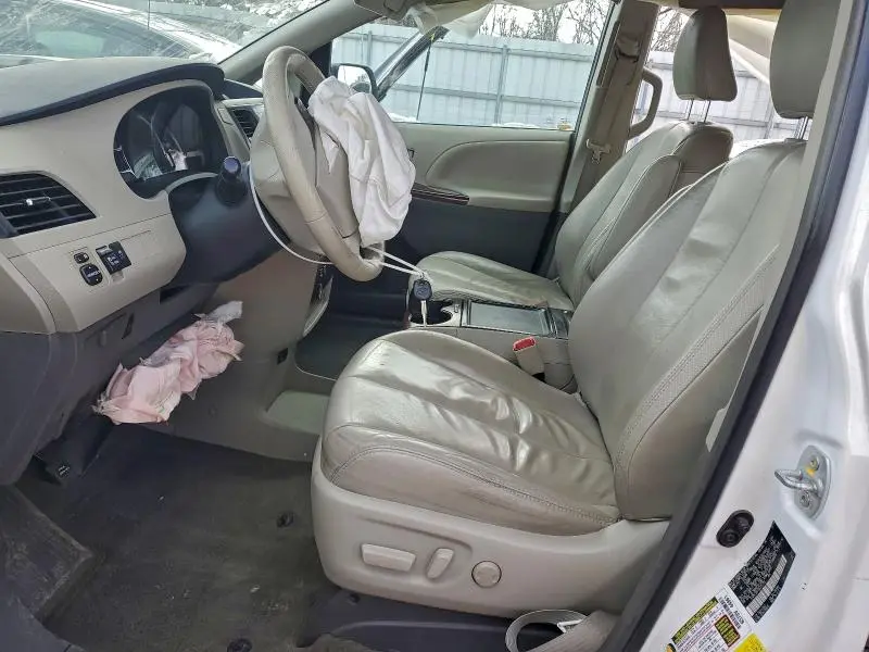 2013 TOYOTA SIENNA XLE  