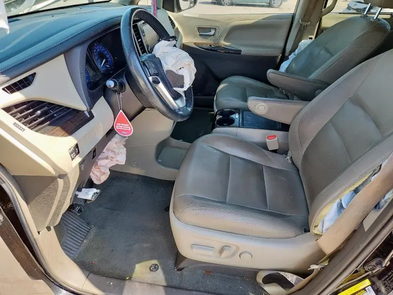 2019 TOYOTA SIENNA XLE  