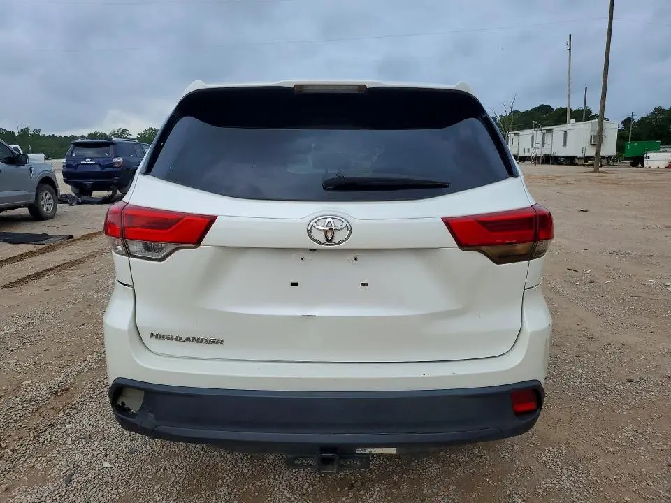 2017 TOYOTA HIGHLANDER LE  