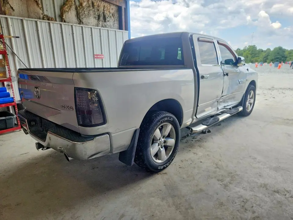 2016 RAM 1500 SLT  