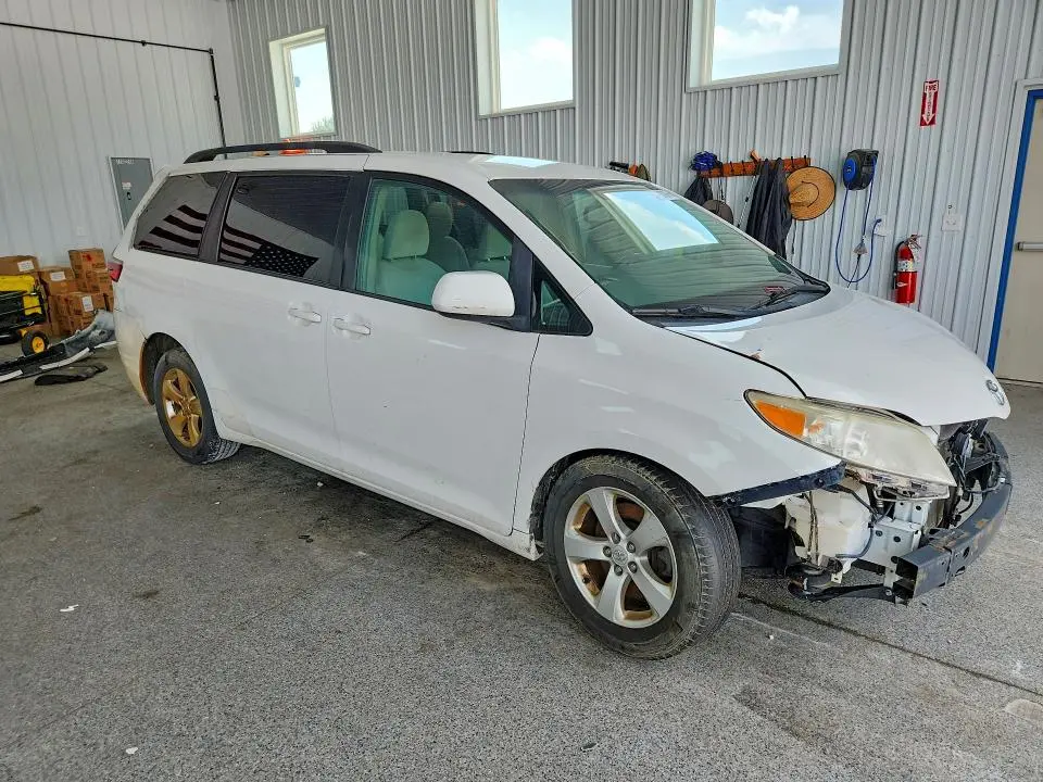 2017 TOYOTA SIENNA LE  