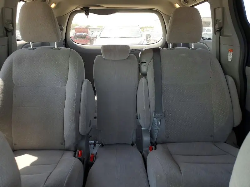 2018 TOYOTA SIENNA LE  