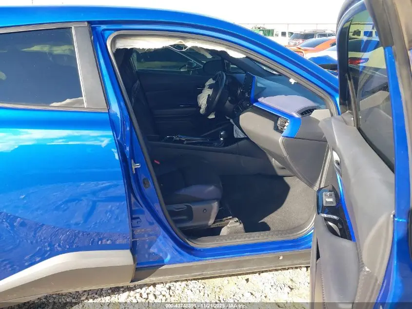 2020 TOYOTA C-HR XLE