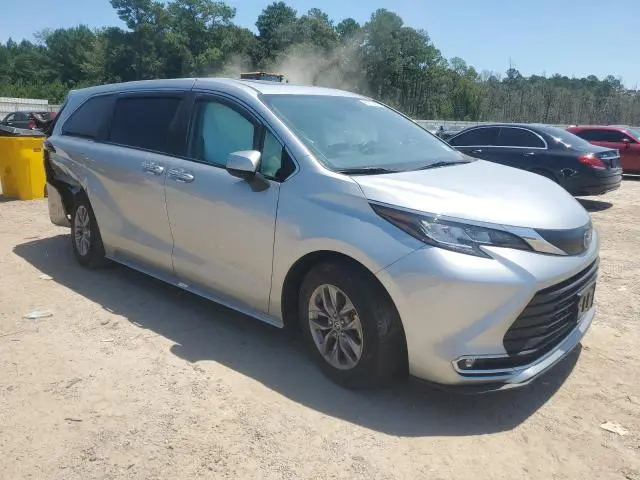 2023 TOYOTA SIENNA XLE  
