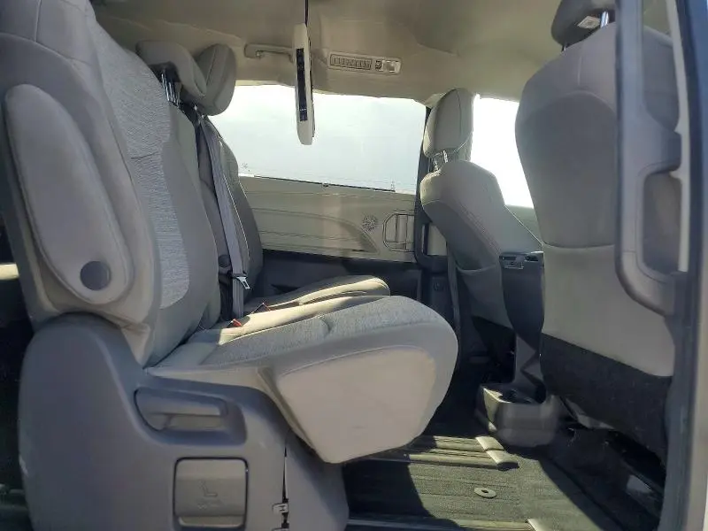 2021 TOYOTA SIENNA LE  