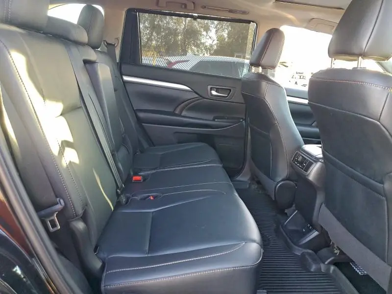 2019 TOYOTA HIGHLANDER SE  