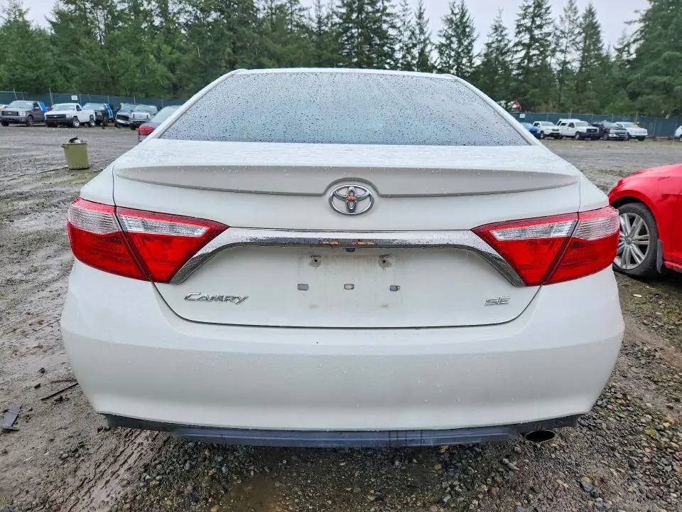 2016 TOYOTA CAMRY SE  