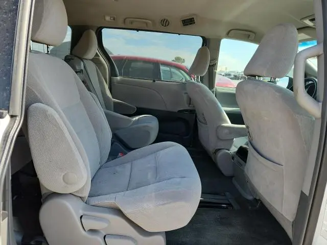 2017 TOYOTA SIENNA LE  