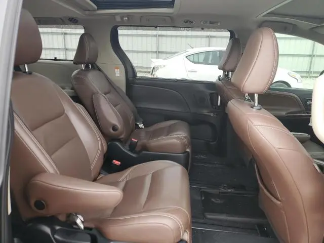 2019 TOYOTA SIENNA XLE  