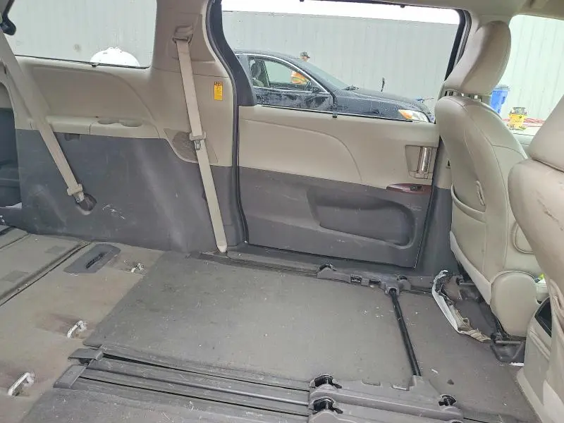 2014 TOYOTA SIENNA XLE 8-PASSENGER  