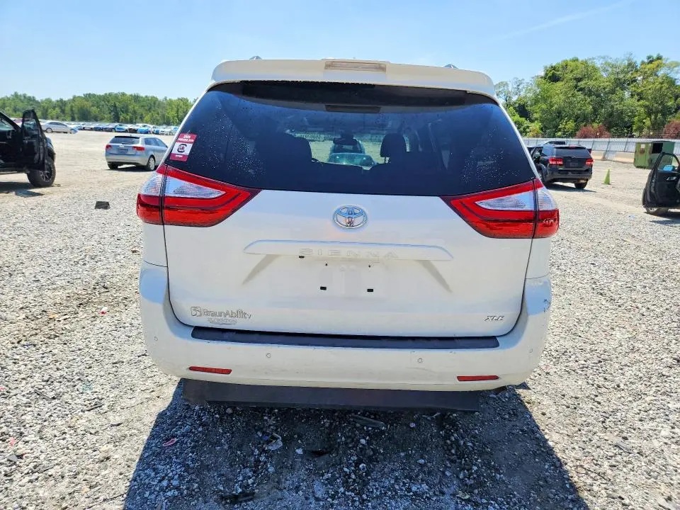 2018 TOYOTA SIENNA   