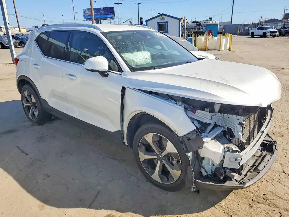 2024 VOLVO XC40 CORE  