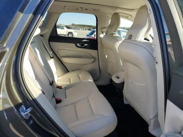 2022 VOLVO XC60 B5 MOMENTUM  