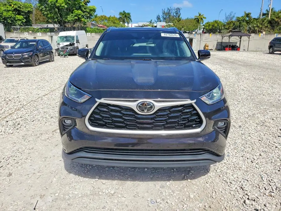 2021 TOYOTA HIGHLANDER XLE  