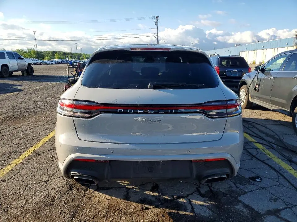 2025 PORSCHE MACAN BASE  