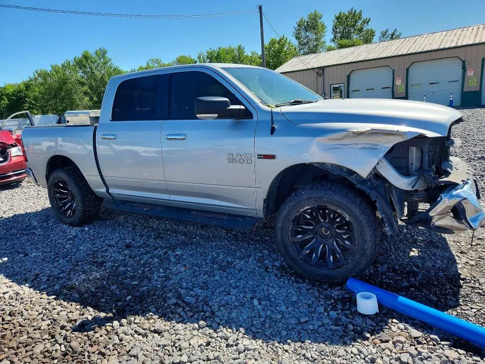 2016 RAM 1500 SLT  