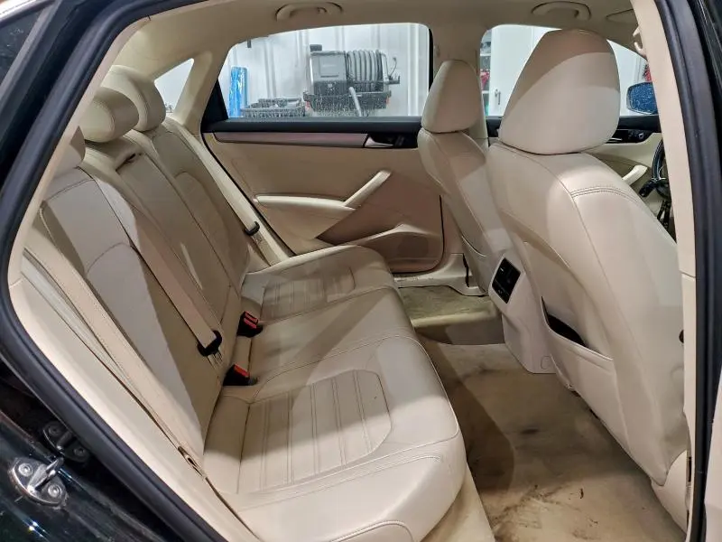 2015 VOLKSWAGEN PASSAT SE  