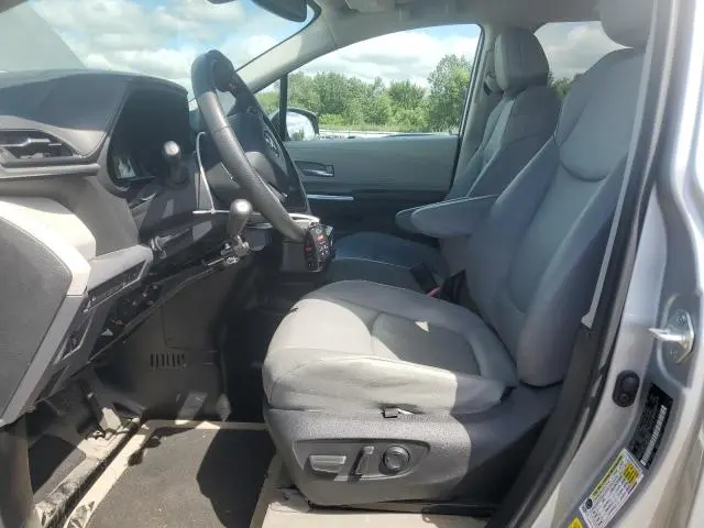 2022 TOYOTA SIENNA XLE  
