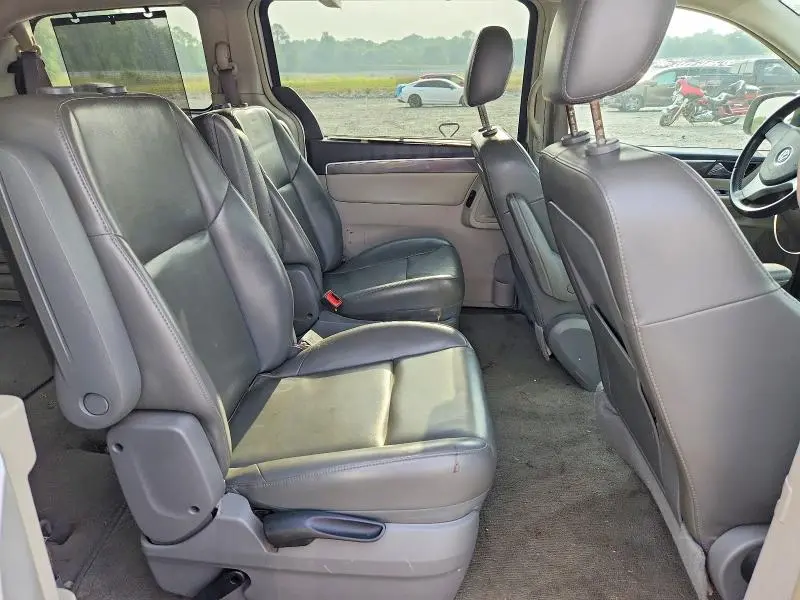 2010 VOLKSWAGEN ROUTAN SE  
