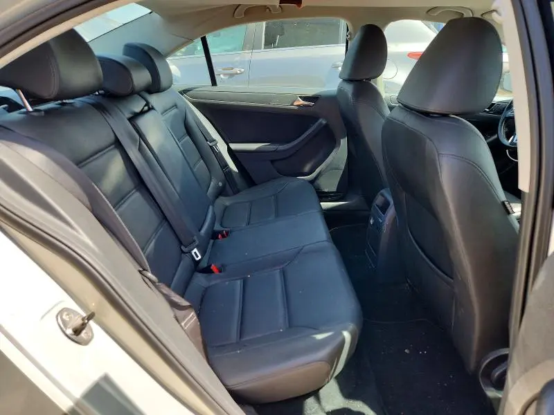 2011 VOLKSWAGEN JETTA SE  