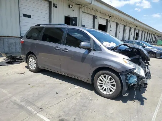 2017 TOYOTA SIENNA XLE  