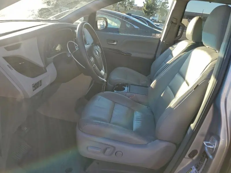 2017 TOYOTA SIENNA XLE  