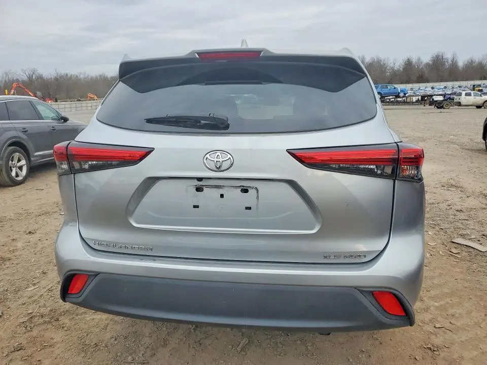 2021 TOYOTA HIGHLANDER XLE  